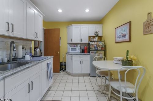 79 Pinewood Dr, Skyline Lakes NJ  07456-1122 exterior