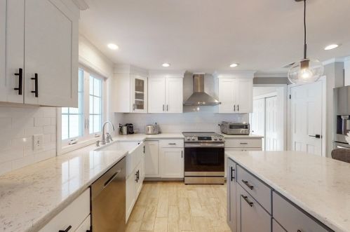 11 Colonial Dr, Shrewsbury MA  01545-1520 exterior