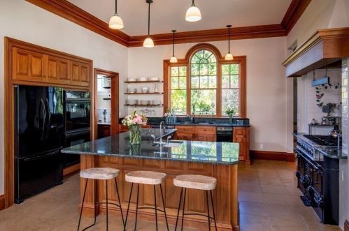 1 Sears Rd, Southborough MA 01772-1101 exterior