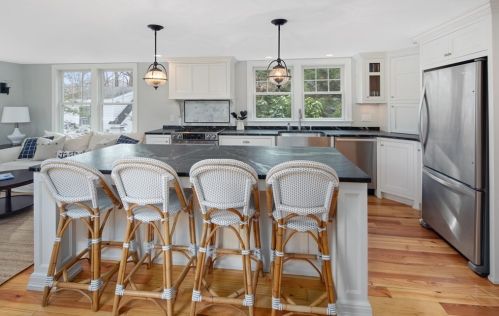 56 Elm St, Hingham MA 02043-2431 exterior