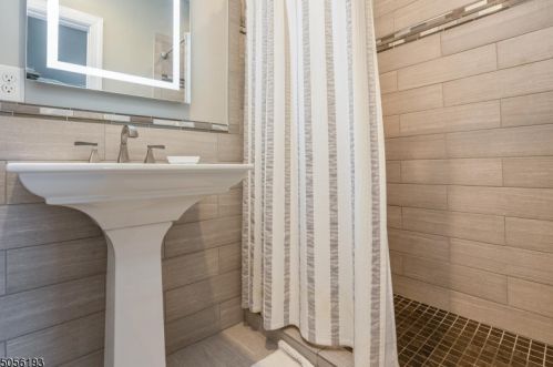 10 Hemingway Dr, Milford, NJ 08848-2173