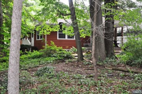 212 11th St, Cresskill NJ  07626-1904 exterior