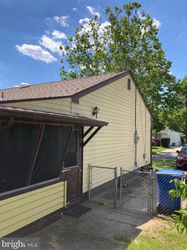 124 Military Dr, West Deptford NJ 08063-1507 exterior