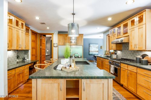 2505 Bear Holw Dr, Park City UT 84098-8524 exterior