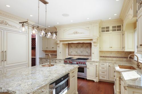 21 Vista Dr, Little Silver NJ  07739-1611 exterior