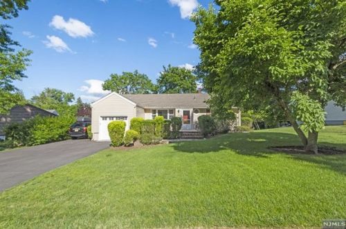 32 Deacon Pl, Cresskill NJ  07626-1139 exterior