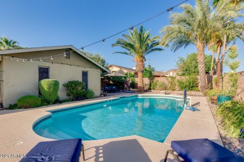 725 Country Gables Dr, Phoenix AZ 85053-4528 exterior
