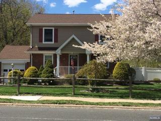 54 Prospect Ave, Bergenfield, NJ 07621-1542