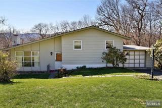 35 Lenape Rd, Skyline Lakes, NJ 07456-2527