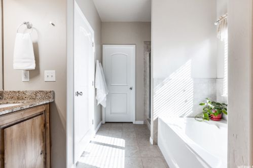 733 Clb Oaks Dr, Sandy UT 84070 exterior