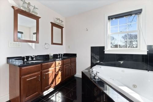 14 Wompatuck Rd, Hingham MA 02043-1100 exterior