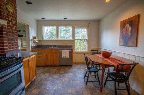 77 Mcclellan St, Amherst MA 01002-2012 exterior