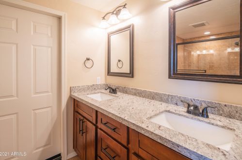 1724 Clarendon Ave, Phoenix AZ 85033-4121 exterior