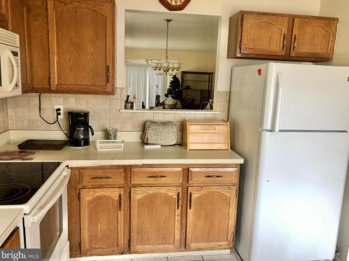 8 Knollwood Dr, West Deptford NJ 08096-6702 exterior