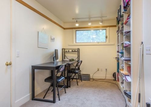 185 Pelham Rd, Amherst MA 01002-9777 exterior