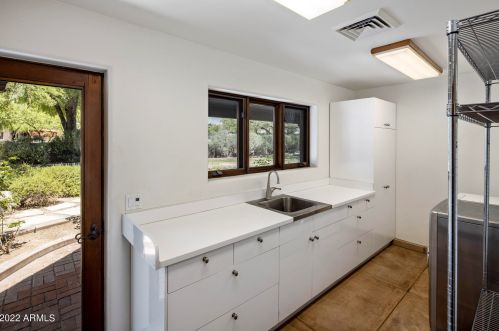 2020 Bethany Home Rd, Phoenix AZ 85014-2434 exterior