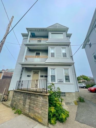 124 Bay St, Fall River MA 02721-1008 exterior