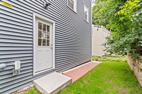21 Beacon Pl, Chelsea MA  02150-1705 exterior