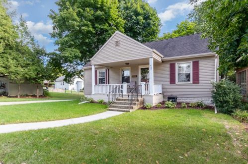 457 Grove Ave, Valpo IN  46385-4240 exterior