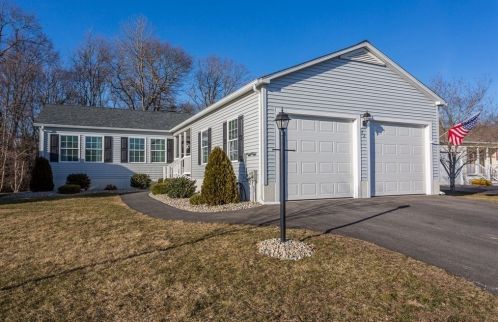 72 Brookstone Dr, East Bridgewater, MA 02324-2633