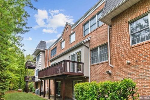 106 Stonegate Trl, Cresskill NJ 07626-2424 exterior