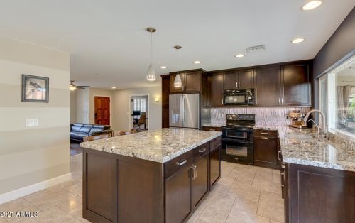 725 Country Gables Dr, Phoenix AZ 85053-4528 exterior