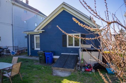 195 Barnaby St, Fall River MA 02720-3507 exterior