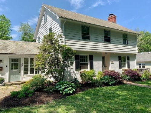 32 Moorland St, Amherst, MA 01002-1308