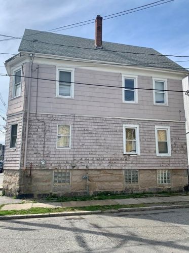 35 Larch St, New Bedford, MA 02740-2038