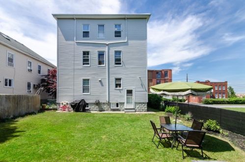 18 Mott St, New Bedford MA 02744-2307 exterior