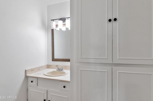 2818 Clarendon Ave, Phoenix AZ 85031-3142 exterior