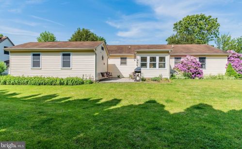 2 Wesley Dr, Carlisle PA 17015-4377 exterior