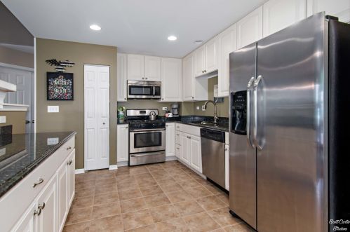 1251 Driftwood Ln, Pingree Grove IL 60140-2062 exterior