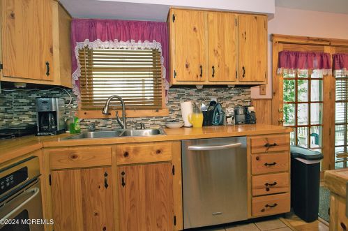 1062 Lakehurst Ave, Jackson Twp NJ 08527-5250 exterior