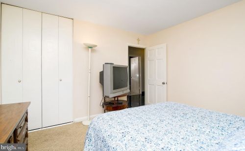 422 Meadowcroft Rd, West Deptford NJ 08096-4007 exterior