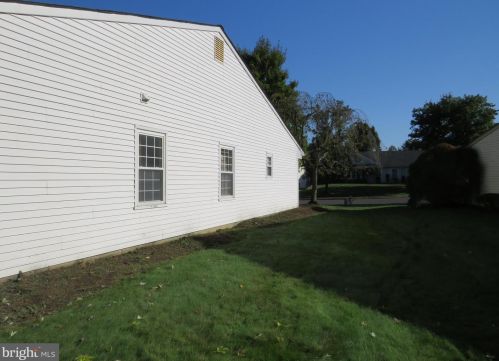 53 Lake View Ter, Columbus NJ  08022-1033 exterior