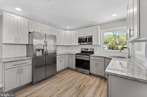 300 May Ave, West Deptford NJ 08096-1167 exterior