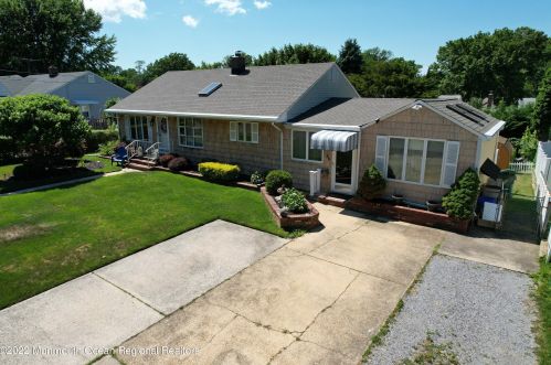 35 Reynolds Dr, Tinton Falls, NJ 07724-2325