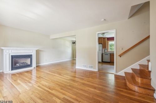 24 Dixon Pl, East Hanover NJ 07936-3049 exterior