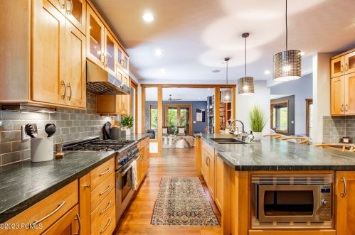 2505 Bear Holw Dr, Park City UT 84098-8524 exterior