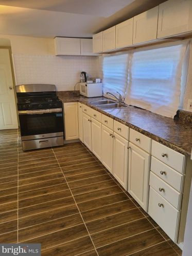 75 Barber Ave, West Deptford NJ 08096-2832 exterior