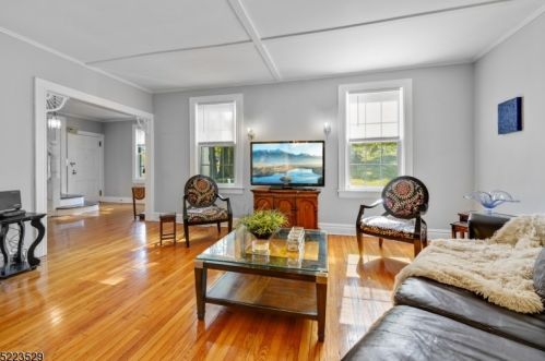 27 Ridgedale Ave, East Hanover NJ 07936-1804 exterior