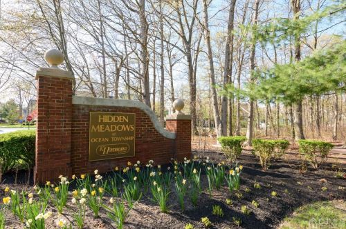 25 Charles Ct, Tinton Falls NJ 07712-7939 exterior