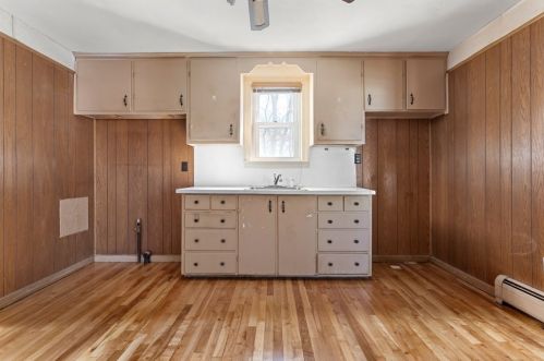 83 Litchfield Ave, Dracut MA 01826-2565 exterior