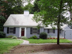 43 Grayson Ln, Newton, MA 02462-1020