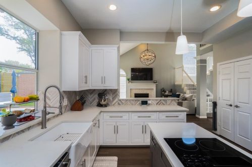 4027 Azure Ln, Addison TX 75001-3105 exterior