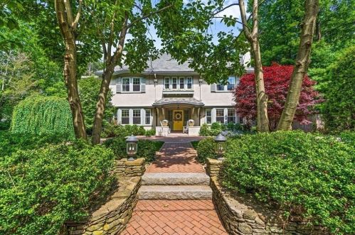 88 Farlow Rd, Newton, MA 02458-2439