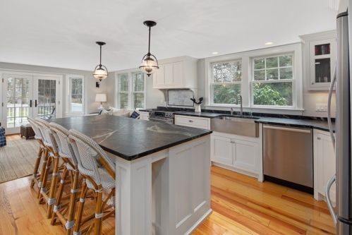 56 Elm St, Hingham MA 02043-2431 exterior