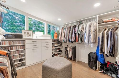 1506 Brook Valley Ln, Atlanta GA  30324-3212 exterior