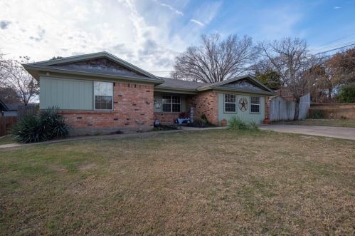 321 Bowles Ct, Kennedale, TX